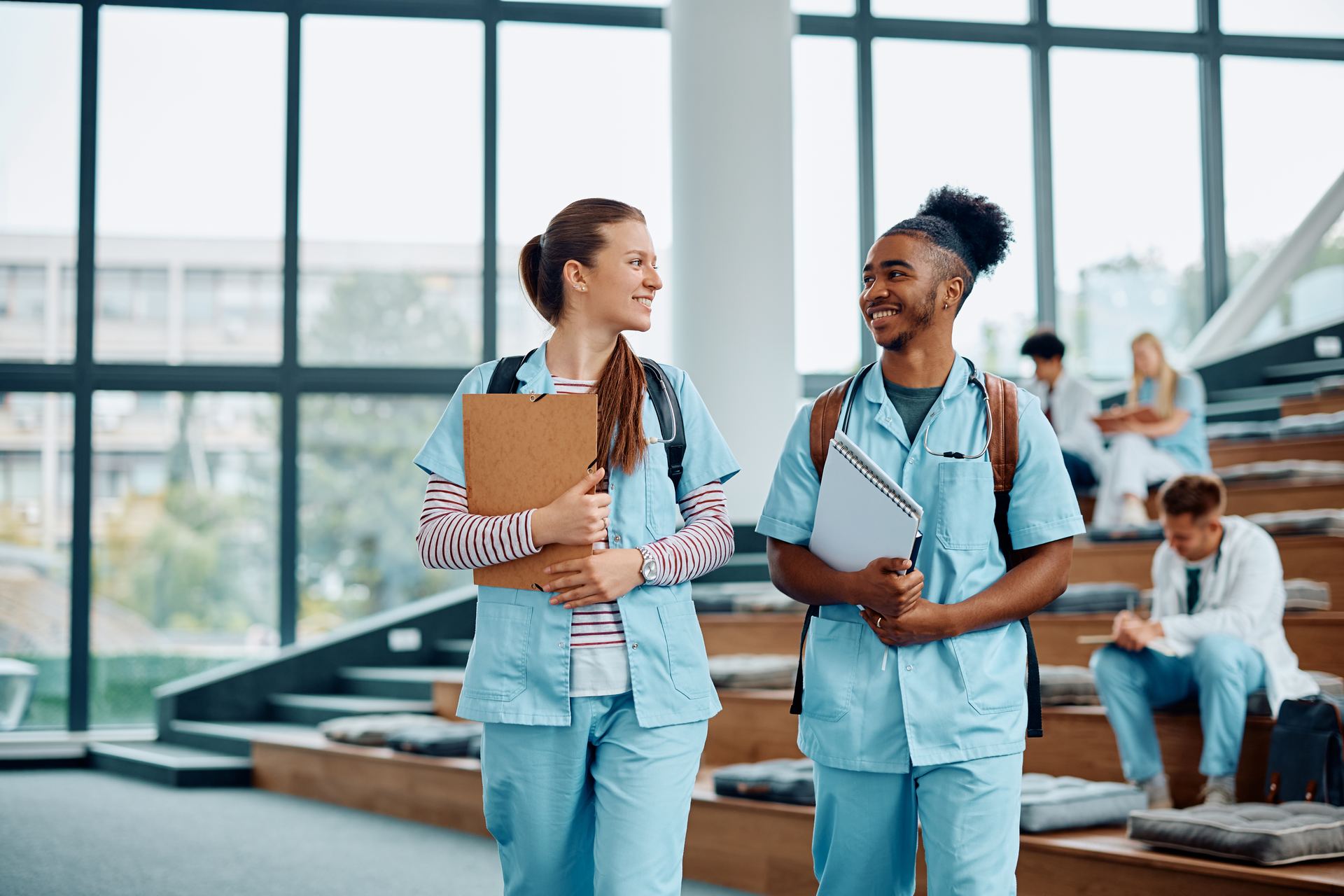 Medical student communicating with a faculty mentor in a clinical learning setting